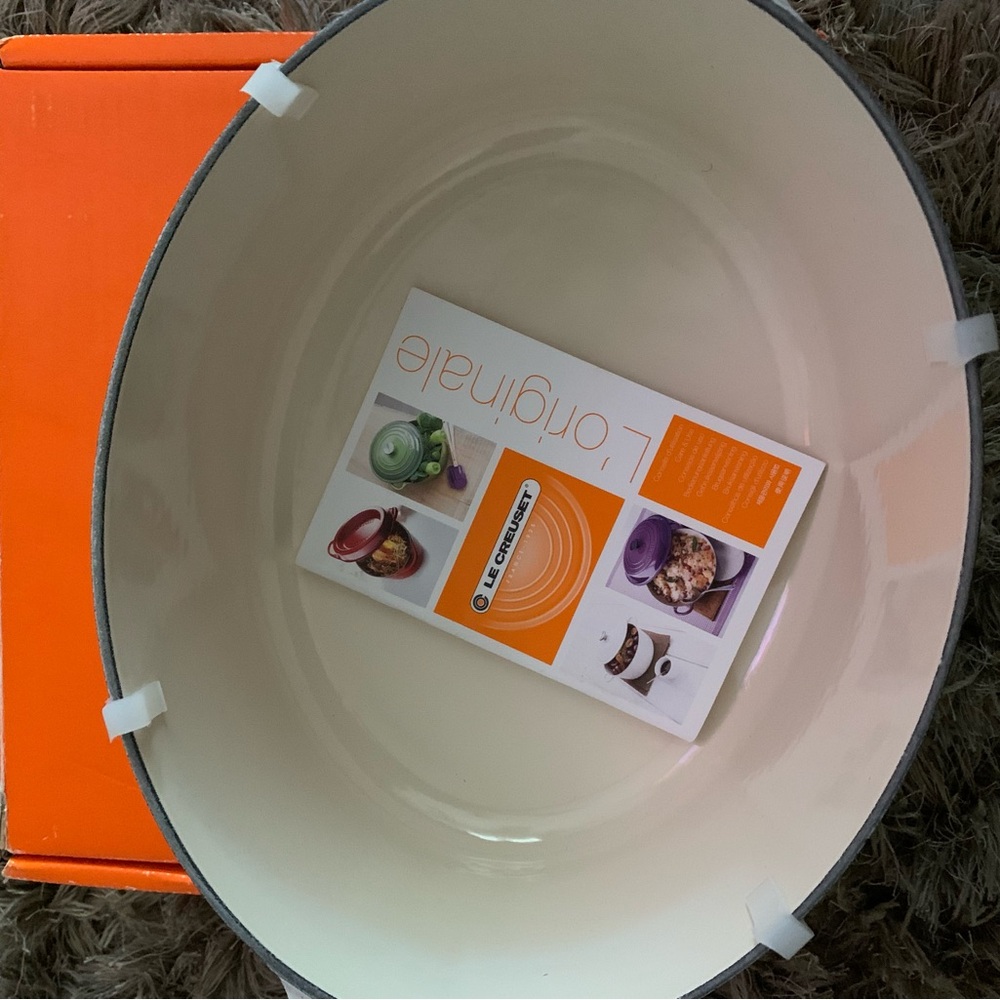 New Le Creuset oval meringue Dutch oven 4.5qt - Picture 6 of 7